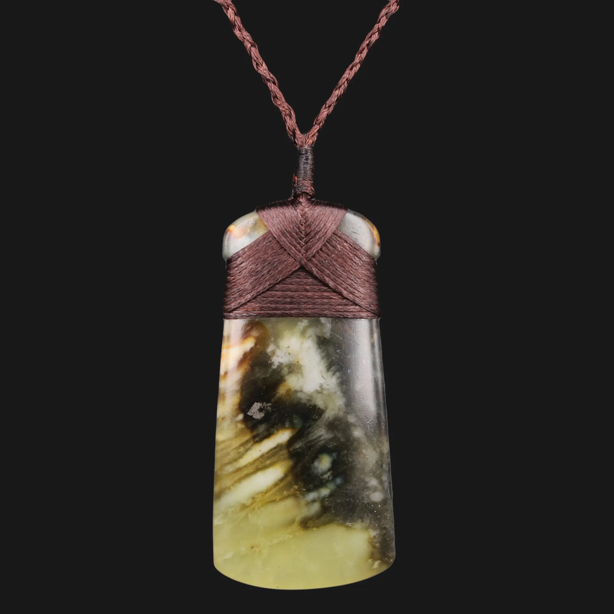 Handmade New Zealand Maori Toki Pendant Necklace - Unique Flower Jade Carving, Perfect Gift for Jewelry-Lovers and Special Occasions